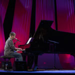 Mikel Urdangarin pianoan
